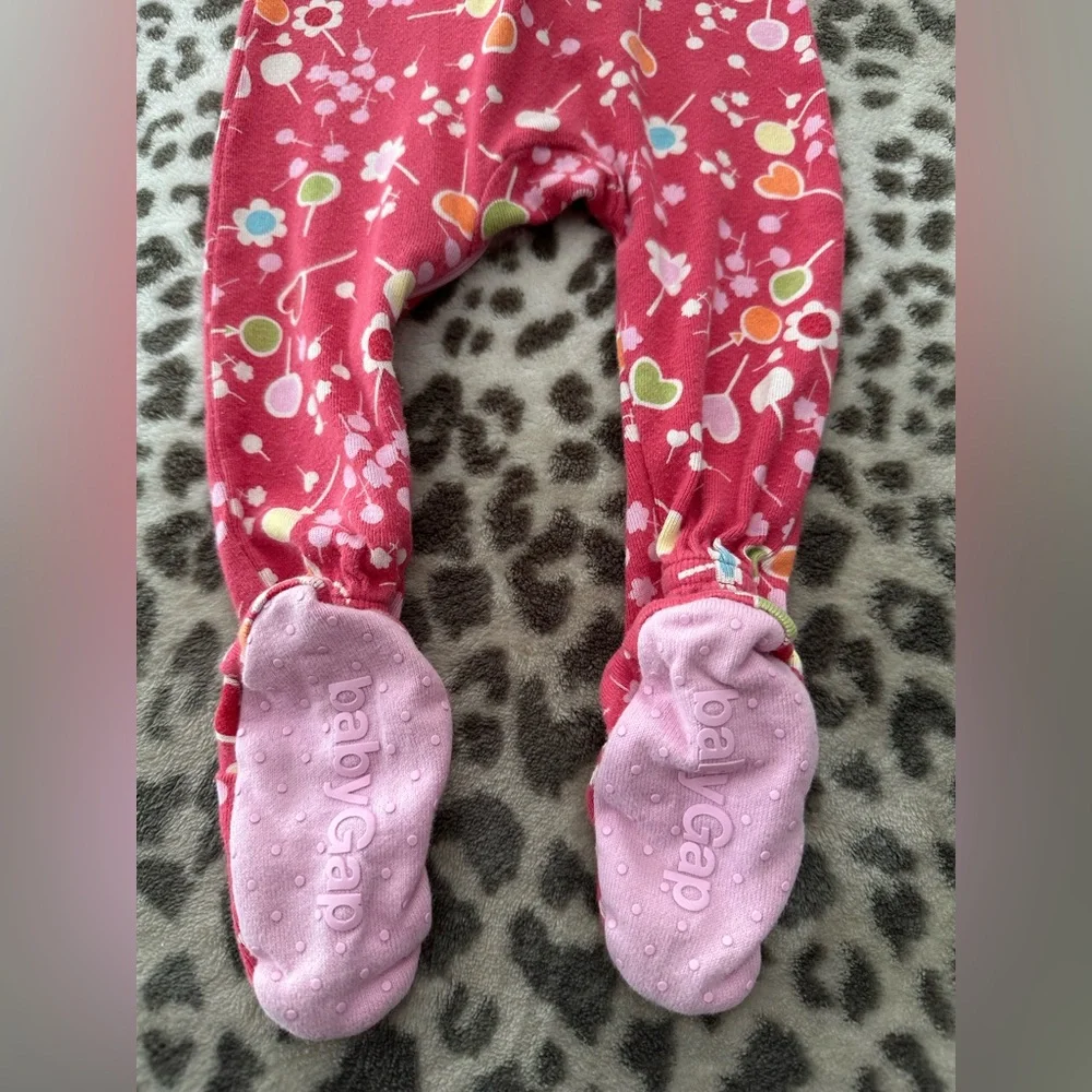 2007 babyGap Floral One Piece Footed Sleepwear in Pink Size 6-12 Months
